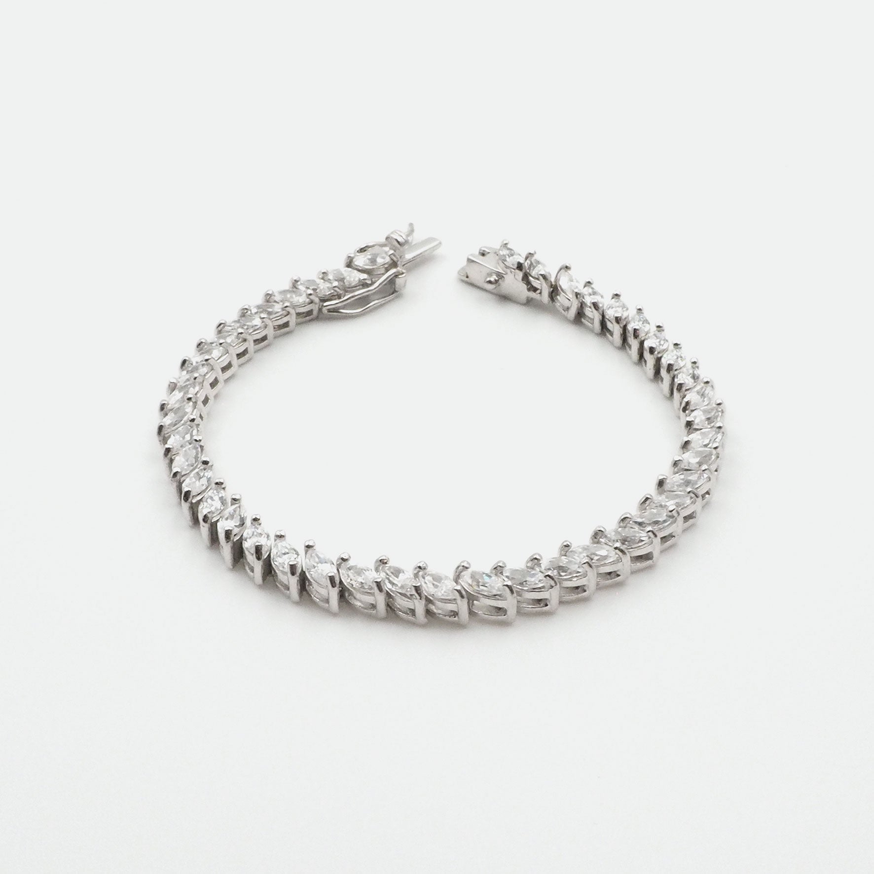 Silber Armbaender fuer Damen jetzt kaufen in unserem Onlineshop oder vor Ort in unserer Filiale in Basel